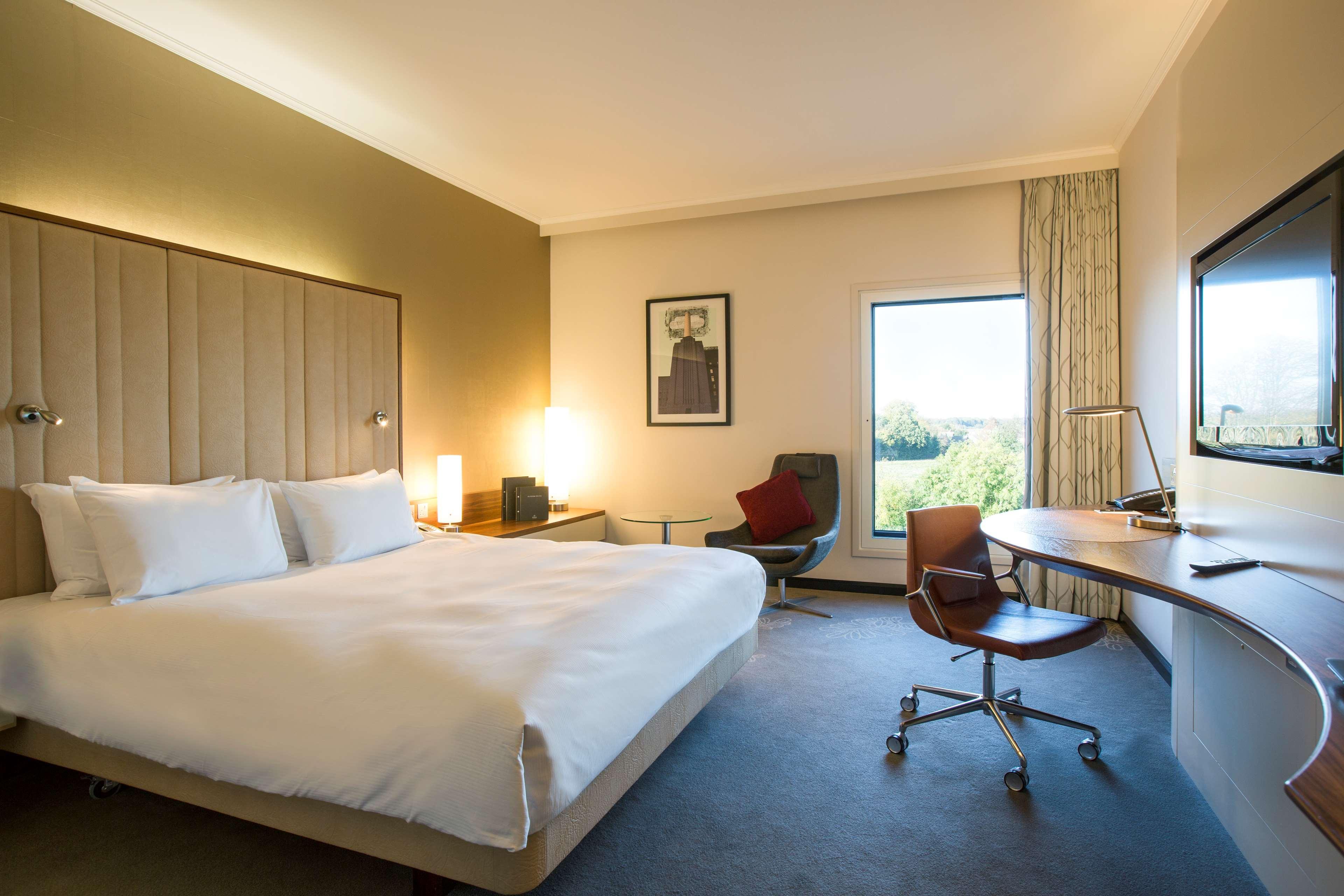 Hilton London Heathrow Airport Terminal 5 Hillingdon Exterior foto