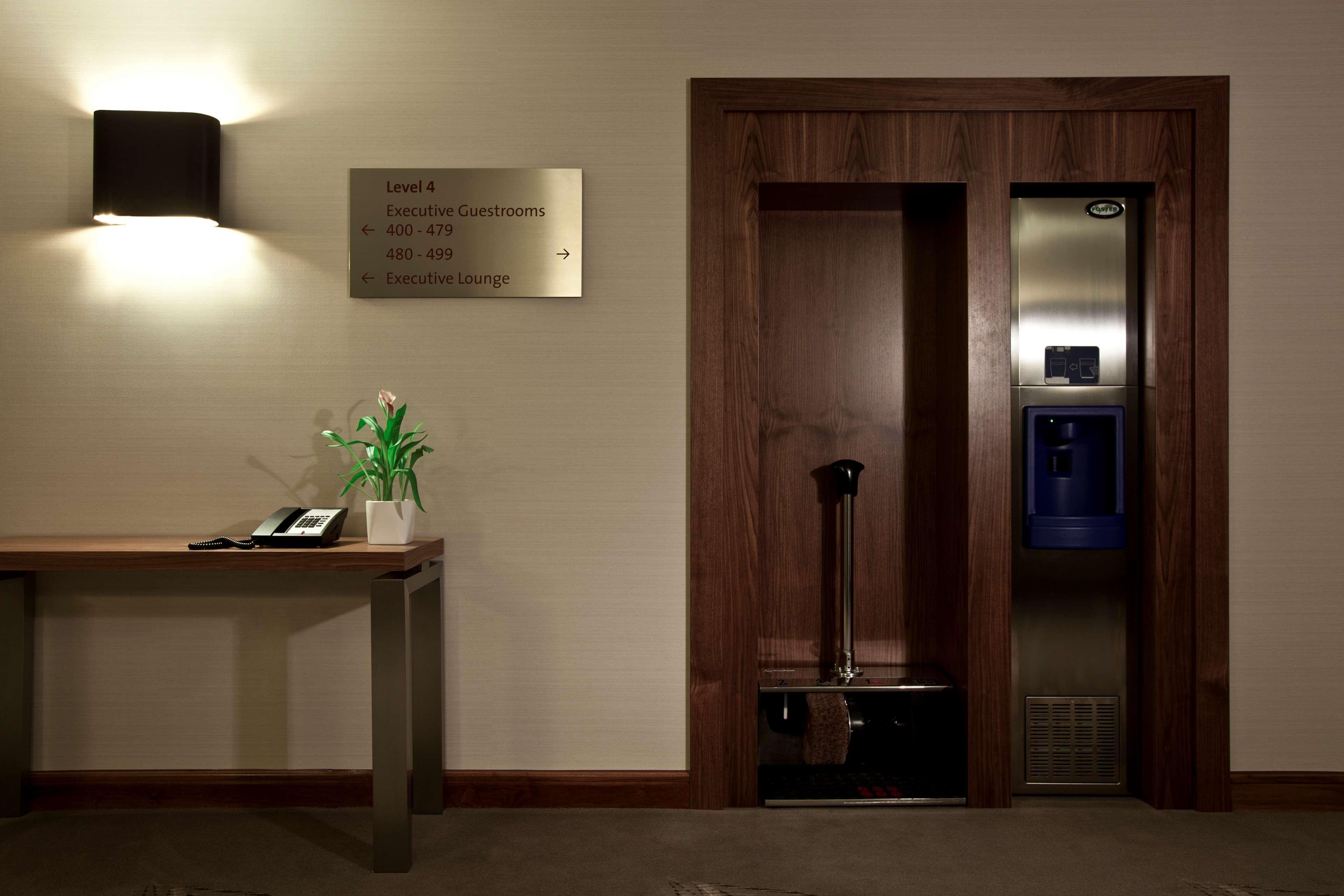 Hilton London Heathrow Airport Terminal 5 Hillingdon Exterior foto