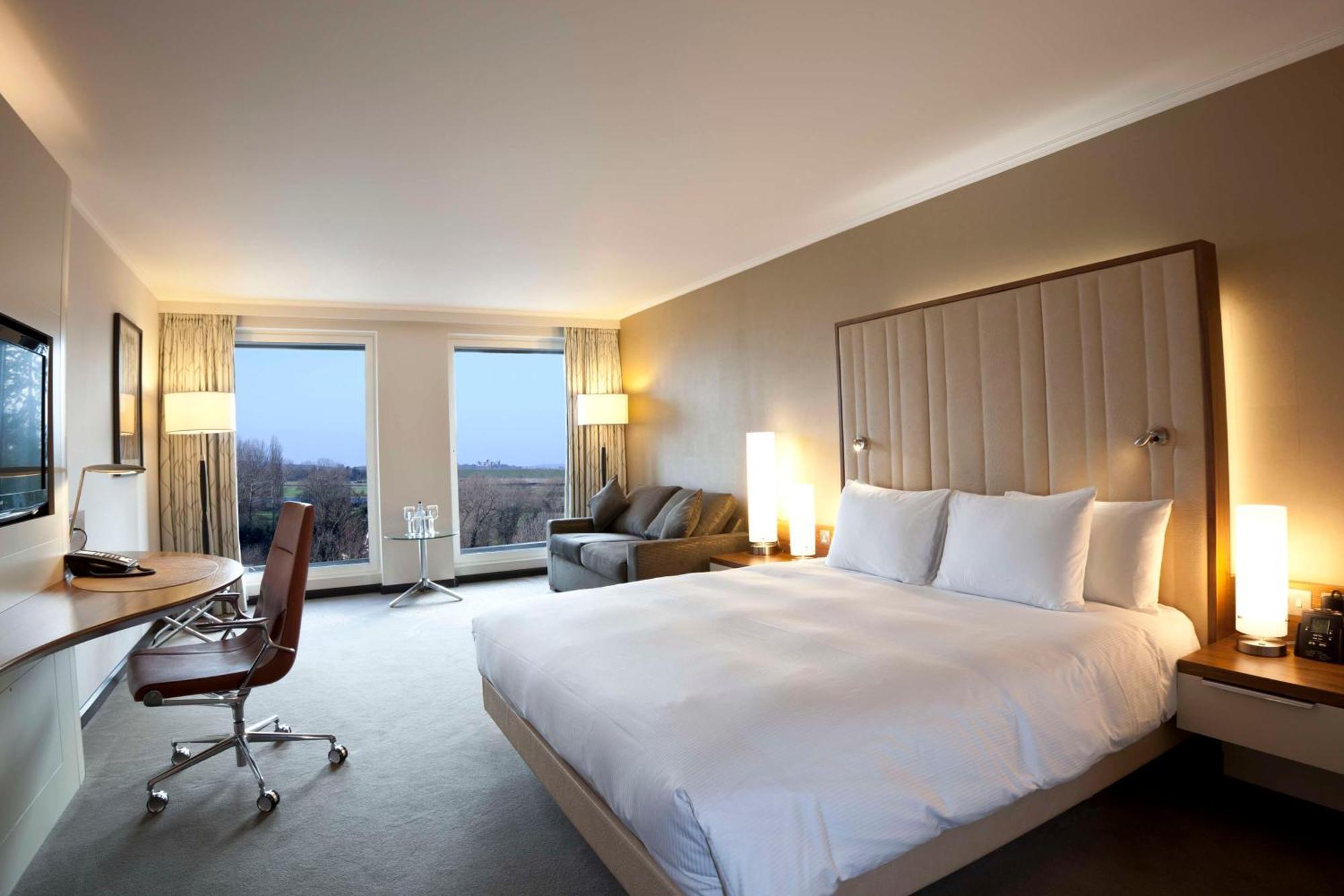 Hilton London Heathrow Airport Terminal 5 Hillingdon Exterior foto