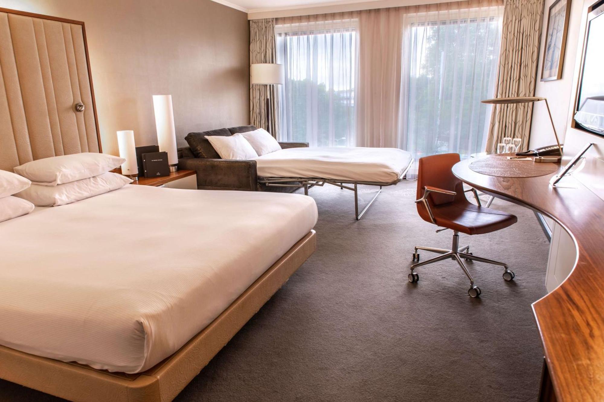 Hilton London Heathrow Airport Terminal 5 Hillingdon Exterior foto