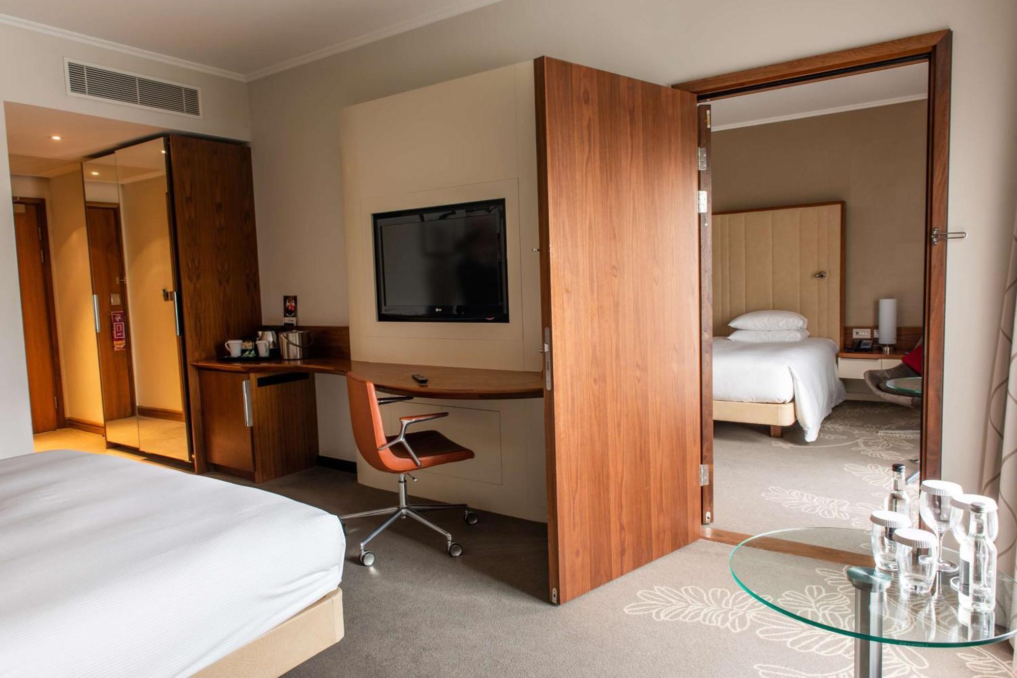 Hilton London Heathrow Airport Terminal 5 Hillingdon Exterior foto