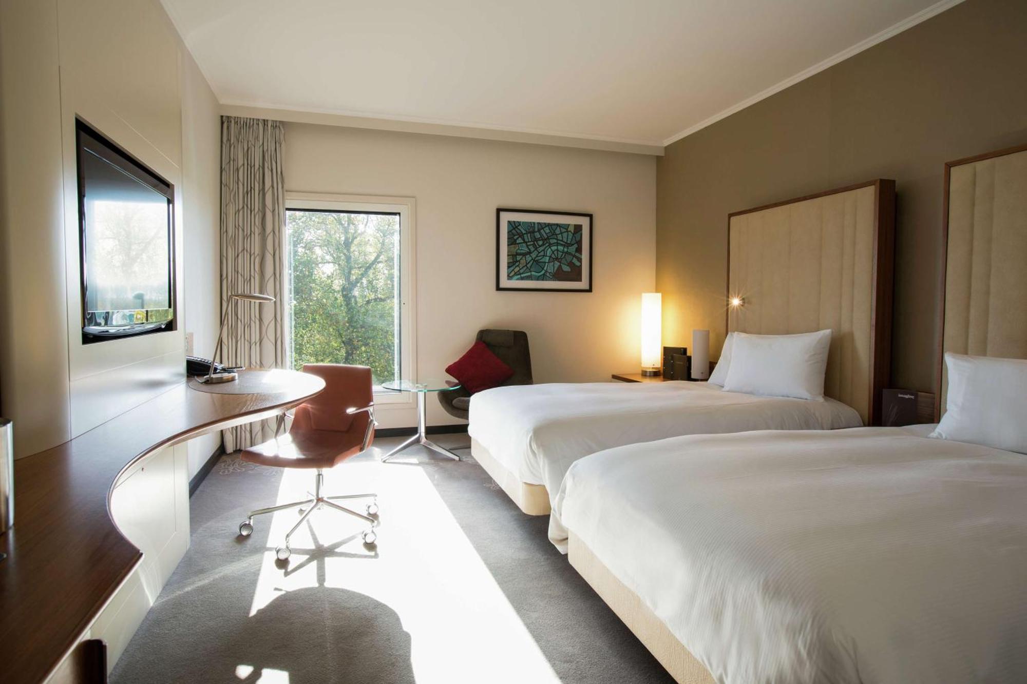 Hilton London Heathrow Airport Terminal 5 Hillingdon Exterior foto
